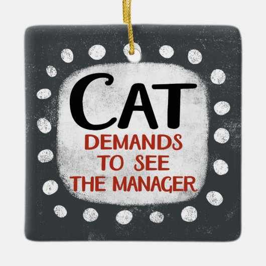 Cat eist Ornament van manager te zien (Voorkant)
