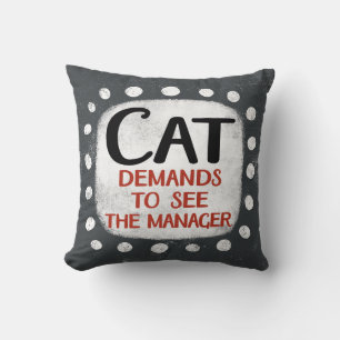 Cat eist Sierkussen van manager te zien