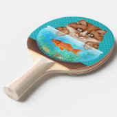Cat en Goldfish Bowl Funny Hungry Grinning Kat Tafeltennisbatje (Voorkant Gekanteld)