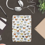 Cat Face Doodle Patroon iPad Pro Cover<br><div class="desc">Een collectie grappige kattendoedels,  met bont dat gekleurd is in unieke tinten en markeringen en dat in een herhaalbaar patroon gerangschikt is. Deze kattengezichten werden oorspronkelijk met de hand getekend met pen en potlood en vervolgens overgebracht naar een vectorformaat voor grote prints!</div>