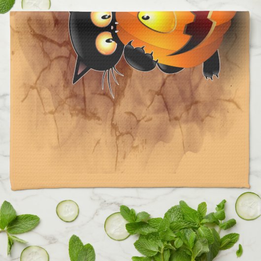 Cat Fun Halloween Character die op een pompoen tik Theedoek (Gevouwen)