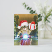 Cat in the Santa Claus hat delivers Christmas gift Briefkaart (Staand voorkant)