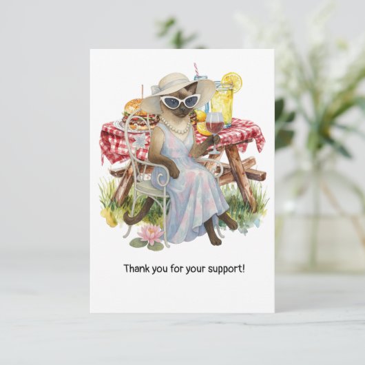 Cat is drinking wine with picnic food background bedankkaart (Staand voorkant)