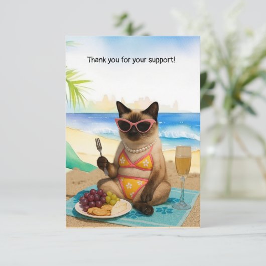 Cat is on the beach bedankkaart (Staand voorkant)