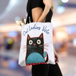 Cat Ladies Vote Script Feministisch Rustiek vet Sc Tote Bag<br><div class="desc">"Kattenvrouwen stemmen". Wees trots en deel je steun voor Kamala Harris wanneer je gaat winkelen met deze leuke, leuke, grafische, feministische canvas tas. Een schattige rustieke country cat illustratie in zwart, rood, wit en turquoise blauw en marineblauw handgeschreven script typografie overlay een witte achtergrond. Bewijs dat Vance ongelijk heeft, vier...</div>