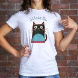 Cat Ladies Vote Script Rustic Bold Schattige Femin T-shirt<br><div class="desc">"Kattenvrouwen stemmen". Wees trots en deel je steun voor Kamala Harris met dit schattige, leuke, grafische patriottische, T-shirt. Een schattige rustieke country cat illustratie in zwart, rood, wit en turquoise blauw en marineblauw handgeschreven script typografie overlay een witte of andere kleur achtergrond shirt. Bewijs dat Vance ongelijk heeft, vier trots...</div>