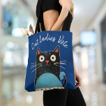 Cat Ladies Vote Script Rustiek Feministisch Schatt Tote Bag<br><div class="desc">"Kattenvrouwen stemmen". Wees trots en deel je steun voor Kamala Harris wanneer je gaat winkelen met deze leuke, leuke, grafische, feministische canvas tas. Een schattige rustieke country cat illustratie in zwart, rood, wit en turquoise blauw en wit handgeschreven script typografie overlay een marine blauwe achtergrond. Bewijs dat Vance ongelijk heeft,...</div>