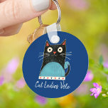 Cat Ladies Vote Script Rustieke Schattigee Stoutmo Sleutelhanger<br><div class="desc">"Kattenvrouwen stemmen". Wees trots en deel je steun voor Kamala Harris met deze leuke, leuke, grafische, patriottische sleutelhanger. Een schattige rustieke country cat illustratie in zwart, rood, wit en turquoise blauw en wit handgeschreven script typografie overlay een marine blauwe achtergrond. Kies uit kleine en grote maten, evenals zowel vierkante als...</div>