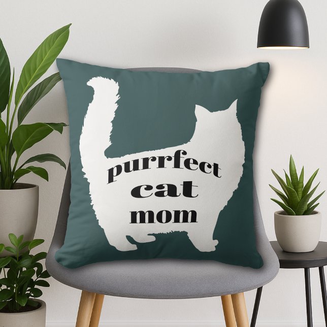 Cat mama kussen (Modern forest green pillow with white cat silhouette and “Purrfect Cat Mom” text, cozy home décor.)