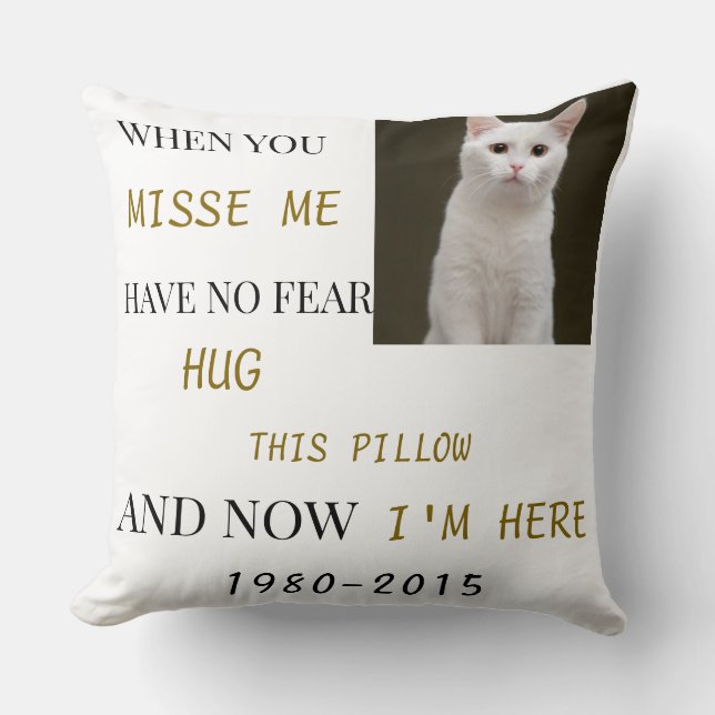 Cat Memorial Pillow – Forever in Our Hearts Kussen (Voorkant)