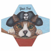 Cat met cared look in Pirate Pet Hangen op boot Voetbal (Enkel)