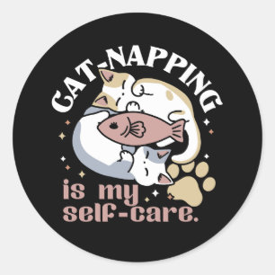 Cat-Napping is mijn zelfzorg Schattigee Cat Quote Ronde Sticker