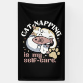 Cat-Napping is mijn zelfzorg Schattigee Cat Quote Spandoek (Verticaal)