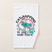 Cat-Napping is mijn zelfzorg: Schattigee slaperige Bad Handdoek (Handdoek)