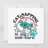 Cat-Napping is mijn zelfzorg: Schattigee slaperige Feestdagenkaart (Voorkant)