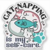 Cat-Napping is mijn zelfzorg: Schattigee slaperige Sticker (Voorkant)