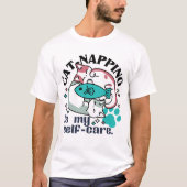 Cat-Napping is mijn zelfzorg: Schattigee slaperige T-shirt (Voorkant)