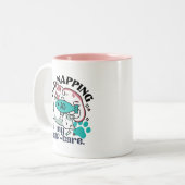 Cat-Napping is mijn zelfzorg: Schattigee slaperige Tweekleurige Koffiemok (Voorkant links)