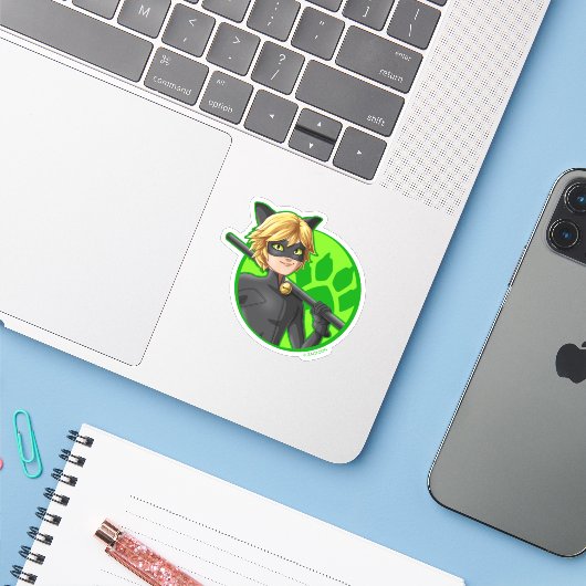 Cat Noir Green Badge Sticker (Laptop met iPhone)