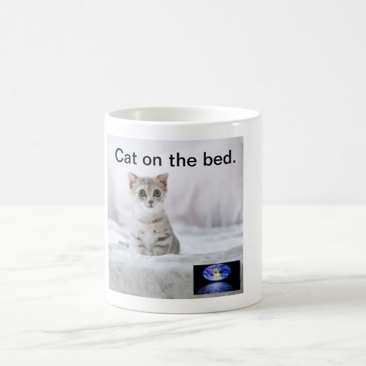 Cat on the bed. koffiemok (Center)