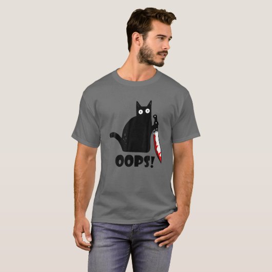 Cat Oops. Funny Black Cat Murderous Cat Knife T-shirt (Voorkant volledig)