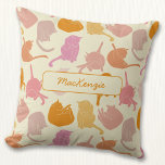 Cat Pattern roze Oranje personaliseren Kussen<br><div class="desc">Vouw een modern kattenpatroon in roze en oranje op een crèmeachtergrond. Ideaal voor dierenvrienden. Originele kunst van Nic Squirrell. Verander de naam om te personaliseren.</div>