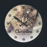 Cat Paw Drukt Lijst Foto aangepast Ronde Klok<br><div class="desc">Katten laten pootafdrukken in je hart achter. Geef je favoriete kattenfoto weer met dit prachtige,  gepersonaliseerde klokontwerp dat perfect is voor de beste kat van de wereld,  mama/papa.</div>