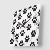 Cat Paw Drukt Romeinse numerieke klok af (Hoek)