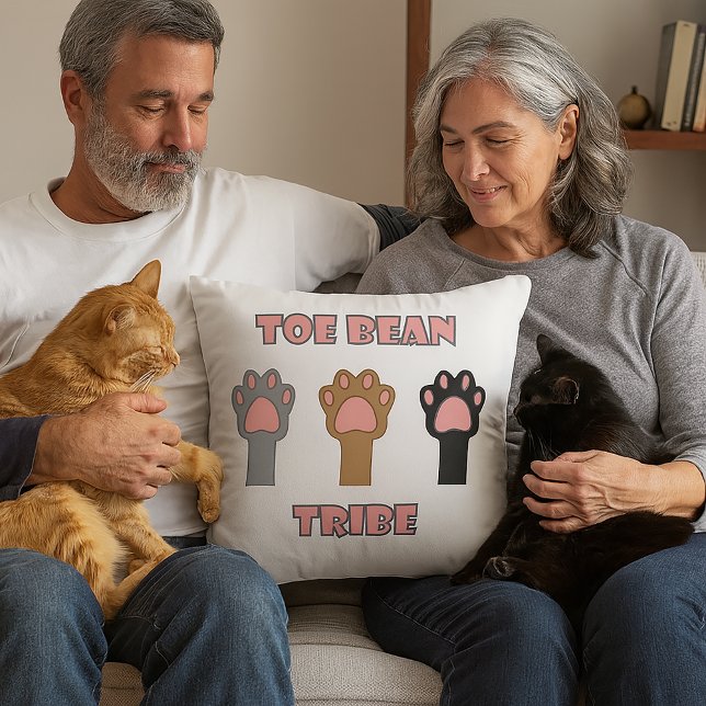 Cat Paws Toe Bean Tribe Kussen (A throw pillow with three cat paws and the words toe bean tribe.)
