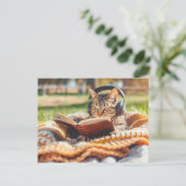 Cat reading book on knitted blanket feestdagenkaart (Staand voorkant)