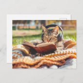 Cat reading book on knitted blanket feestdagenkaart (Voorkant / Achterkant)