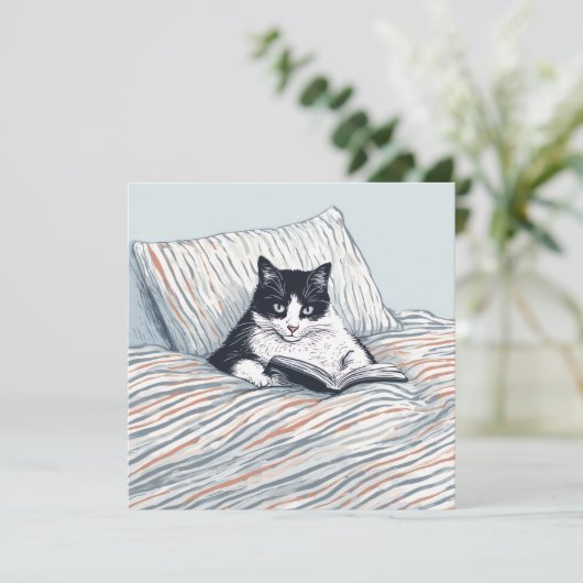 cat reading in bed kaart (Staand voorkant)