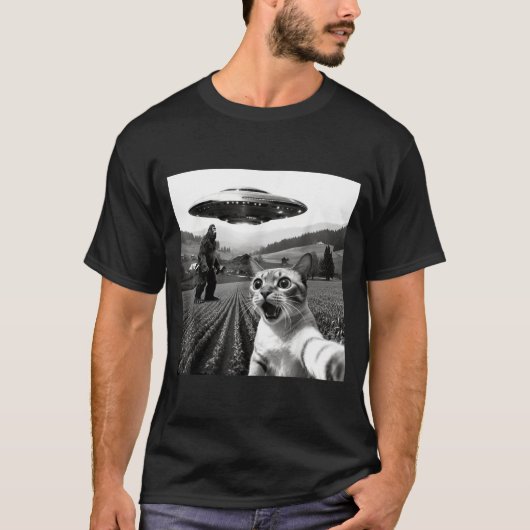 Cat Selfie With Alien Ufo Funny Cat Alien Bigfoot T-shirt (Voorkant)