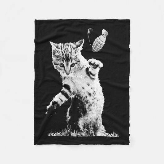 Cat Throwing Grenade Funny Kitty Cat Grenade Scene Fleece Deken (Voorkant)