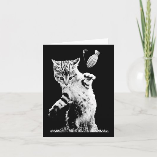 Cat Throwing Grenade Funny Kitty Cat Grenade Scene Kaart (Voorkant)