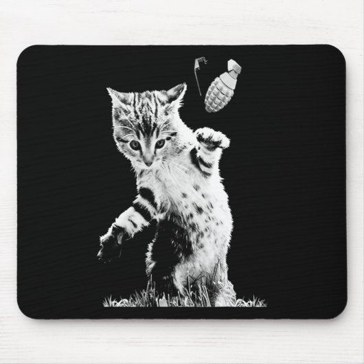 Cat Throwing Grenade Funny Kitty Cat Grenade Scene Muismat (Voorkant)