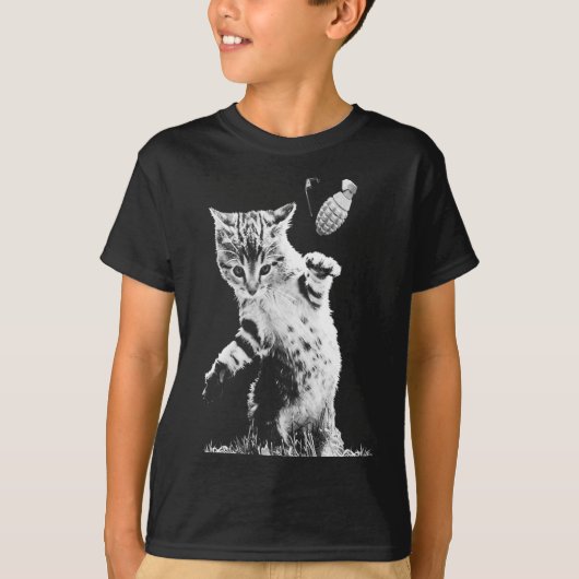 Cat Throwing Grenade Funny Kitty Cat Grenade Scene T-shirt (Voorkant)