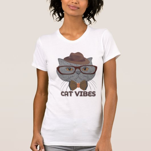 Cat Vibes – Cool Grey Cat Design T-shirt (Voorkant)