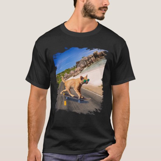 Cat with sunglasses on skateboard on the beach t-shirt (Voorkant)
