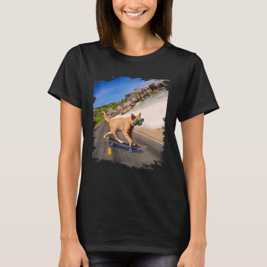Cat with sunglasses on skateboard on the beach t-shirt (Voorkant)