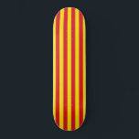 Catalaanse vlag (Catalonië) Persoonlijk Skateboard<br><div class="desc">Dit artikel bevat de iconische rode en gele strepen van de Catalaanse vlag. Catalonië (Catalonië) is een autonome gemeenschap in de noordoostelijke hoek van Spanje met een sterke nationalistische beweging die de onafhankelijkheid van de regio nastreeft. De grootste stad van Catalonië is Barcelona, dat aan de kust van het Middellandse-Zeegebied...</div>