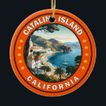 Catalina Island California Travel Art Badge Keramisch Ornament<br><div class="desc">Catalina eiland in een vector art stijl. Santa Catalina,  een van de Kanaaleilanden van Californië,  ligt ten zuidwesten van Los Angeles. Het staat bekend om zijn wilde dieren,  duiklocaties en de Mt. Orizaba,  zijn hoogste top.</div>