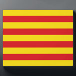 Catalonië Vlag Plaquette Fotoplaat<br><div class="desc">Vier de Catalaanse identiteit en trots met deze patriottische plaquette met de levendige vlag van Catalonië! Dit in het oog springende pronkstuk toont de gedurfde rode en gele strepen van de Senyera, een krachtig symbool van de geschiedenis, cultuur en regionale identiteit van Catalonië. Of u nu uw huis, kantoor of...</div>