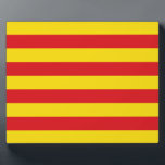 Catalonië Vlag Plaquette Fotoplaat<br><div class="desc">Vier de Catalaanse identiteit en trots met deze patriottische plaquette met de levendige vlag van Catalonië! Dit in het oog springende pronkstuk toont de gedurfde rode en gele strepen van de Senyera, een krachtig symbool van de geschiedenis, cultuur en regionale identiteit van Catalonië. Of u nu uw huis, kantoor of...</div>