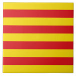 Catalonië Vlag Tegel Tegeltje<br><div class="desc">Vier de tijdloze sfeer van Catalonië met deze opvallende keramische tegel met de levendige Catalaanse vlag! Deze patriottische tegel, versierd met de gedurfde rode en gele strepen van de Senyera, legt prachtig de essentie van de Catalaanse trots en identiteit vast. Of het nu wordt weergegeven als wanddecoratie, wordt gebruikt in...</div>