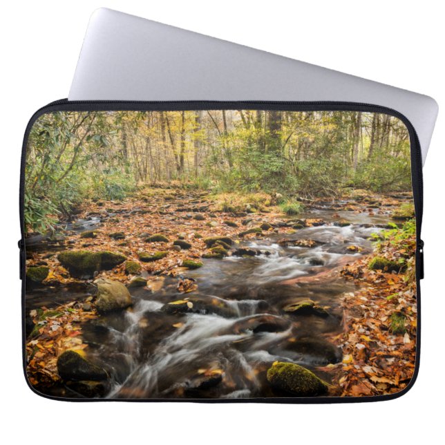 Cataloochee Creek NC: Grote rokergebergte Laptop Sleeve (Voorkant)