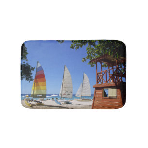 Catamaranen en reddingsboten op strand badmat