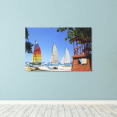 Catamaranen en reddingsboten op strand canvas afdruk (Insitu (Houten vloer))