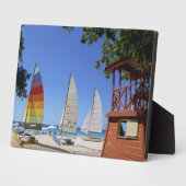 Catamaranen en reddingsboten op strand fotoplaat (Zijkant)