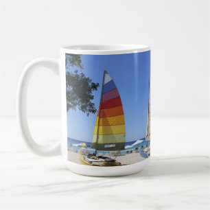 Catamaranen en reddingsboten op strand koffiemok